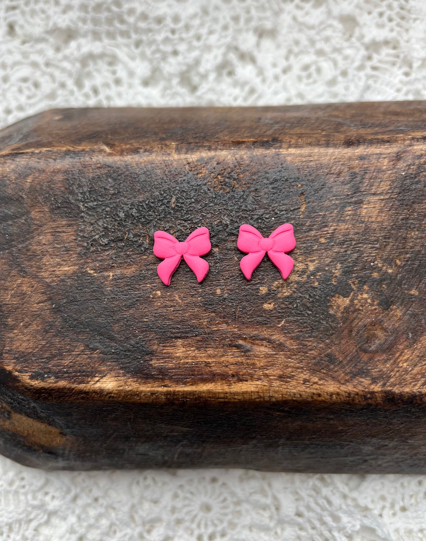 Bow studs pink