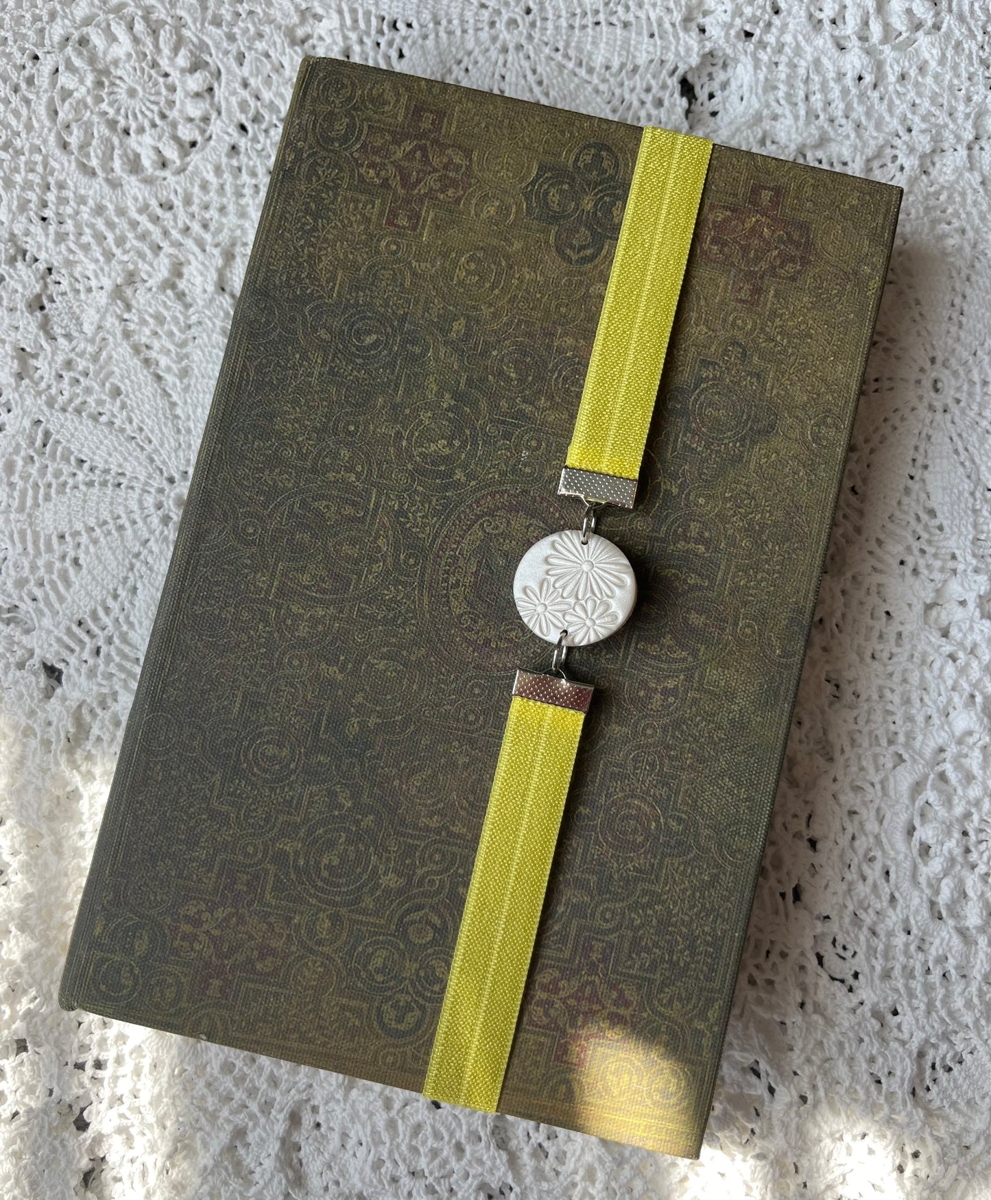 Yellow/pearl daisy print bookmark