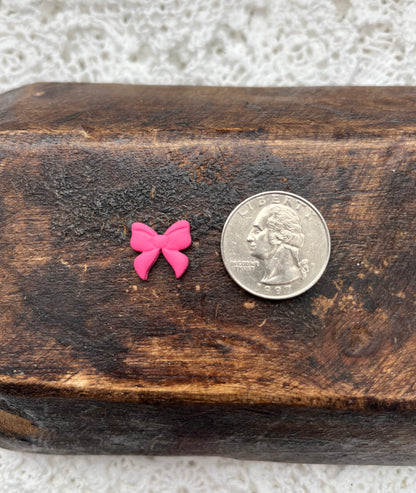 Bow studs pink